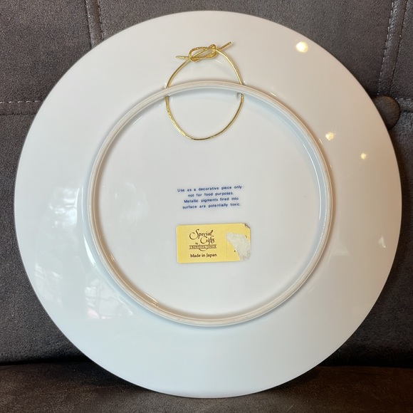 Pretty 8” Gray Cat Display Plate with Gold and Blue Rim - Picture 3 of 6